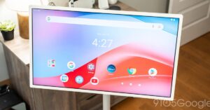 innovative-32-inch-android-tablet-on-wheels-sparks-curiosity
