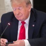 trump-s-phone-habits-disrupt-white-house-meetings-sources-say