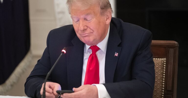 trump-s-phone-habits-disrupt-white-house-meetings-sources-say